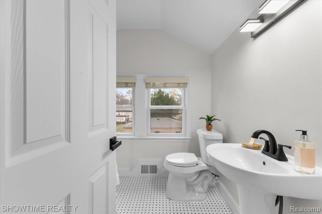 418 E Woodland Street, Ferndale, MI 48220 — Photo 25
