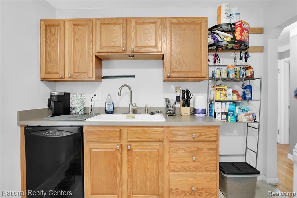 951 E Garfield Avenue, Hazel Park, MI 48030 — Photo 2