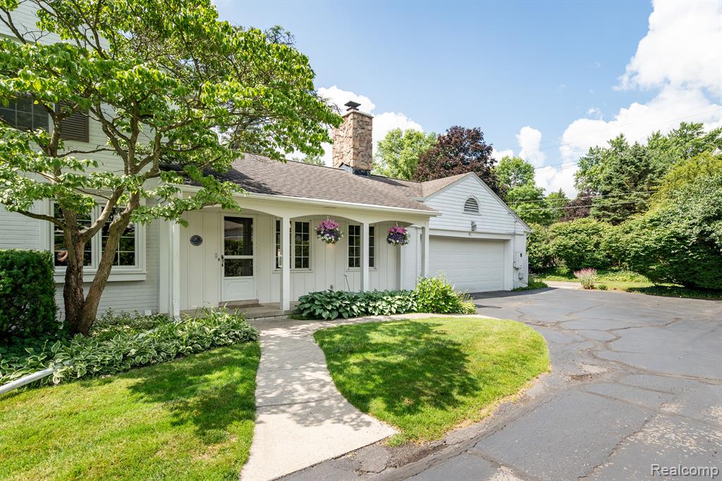 555 N GLENGARRY Road, Bloomfield Hills, MI 48301 — Photo 22