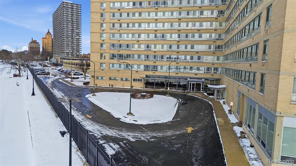 8900 E Jefferson Avenue, 603, Detroit, MI 48214 — Photo 2
