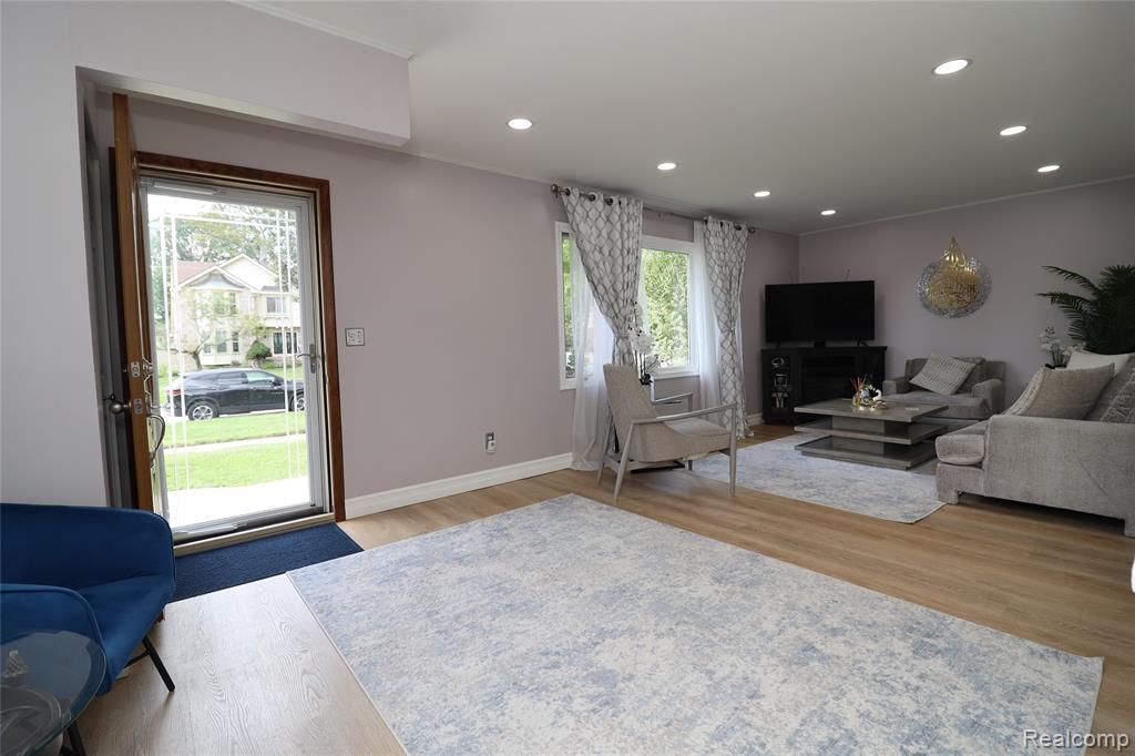 6840 N Silvery Lane, Dearborn Heights, MI 48127 — Photo 11