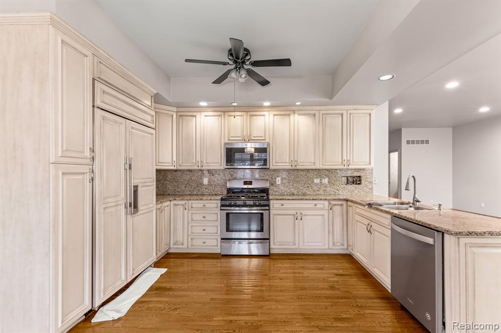 4 LEMINGTON, Dearborn, MI 48126 — Photo 35