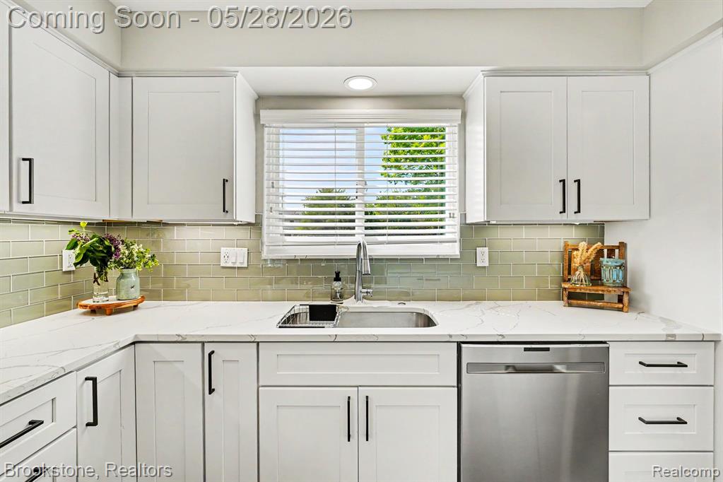 2564 Rainbow Drive, Troy, MI 48083 — Photo 11