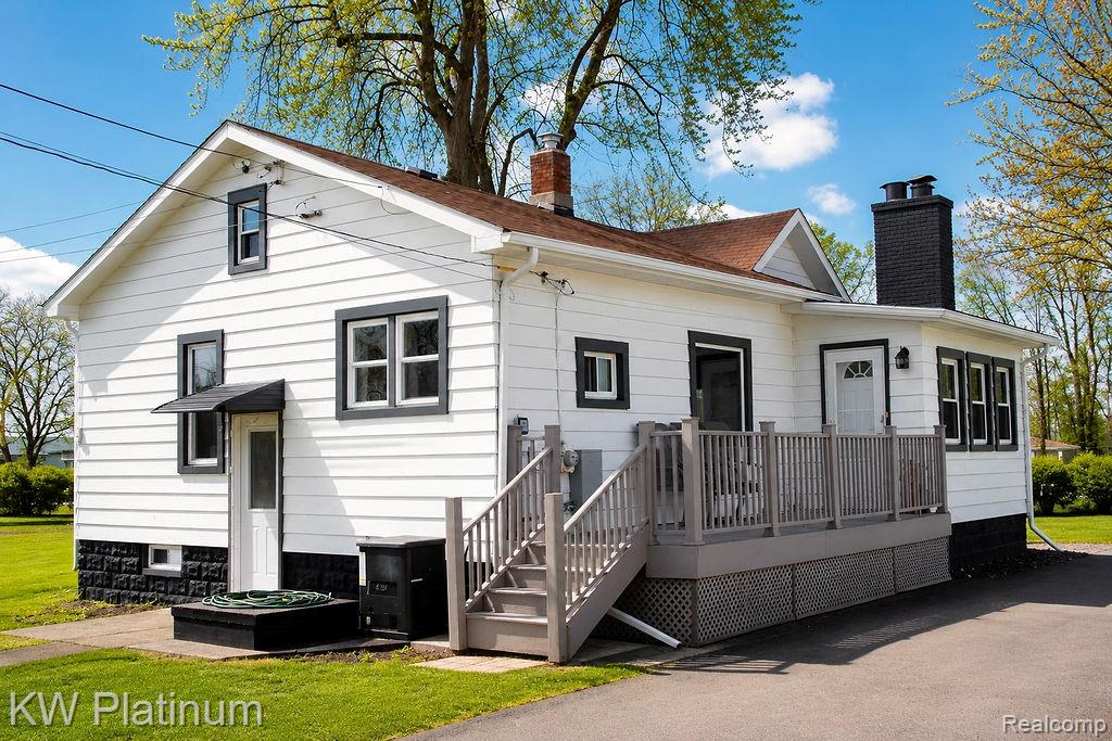 3261 Keewahdin Road, Fort Gratiot, MI 48059 — Photo 2