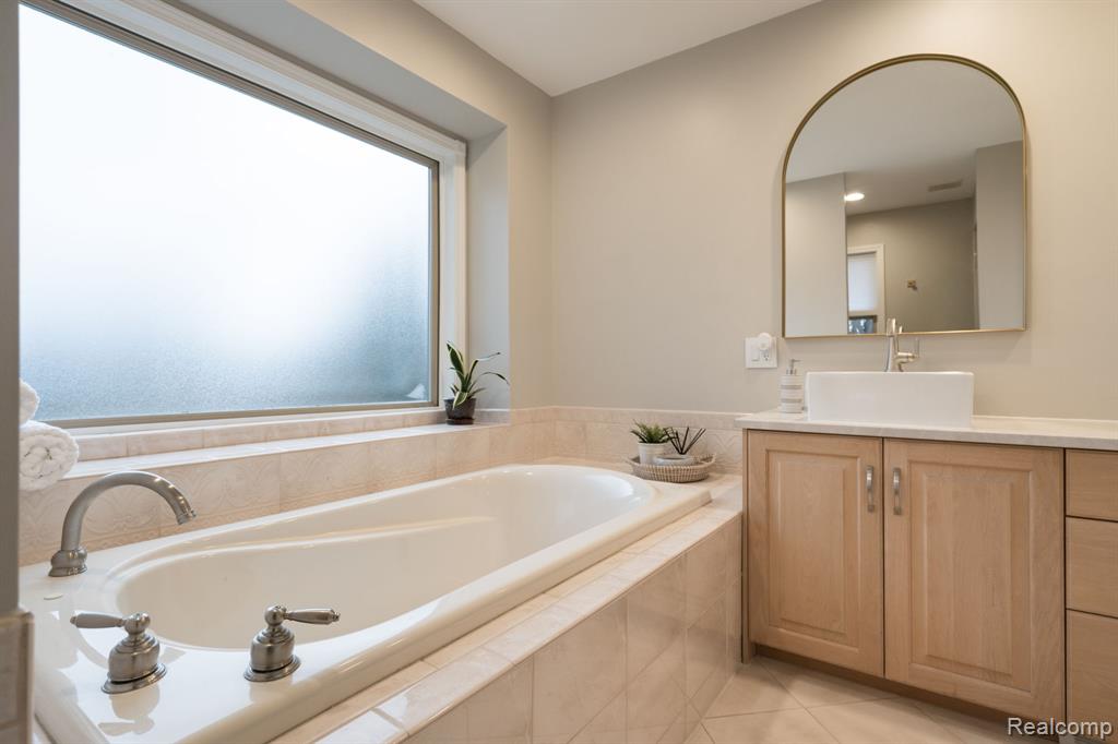 6751 Berry Pointe Drive, Clarkston, MI 48348 — Photo 34