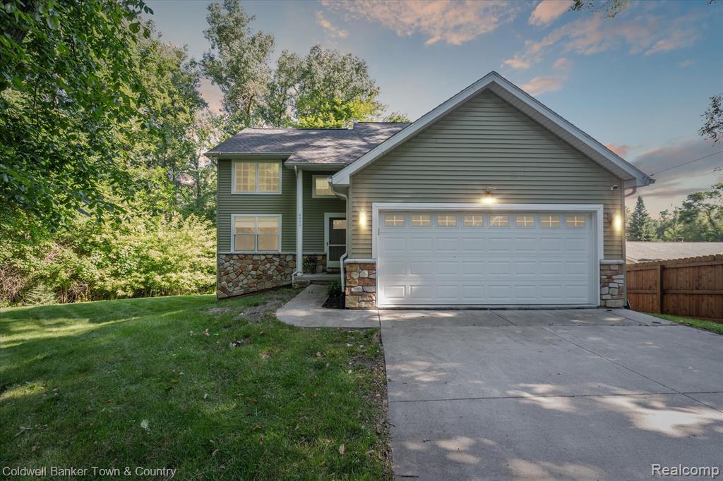 4577 Oaklawn Drive, Pinckney, MI 48169 — front exterior