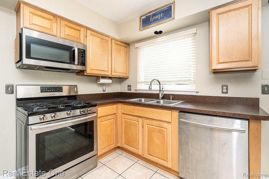 606 Whitney Drive, Rochester Hills, MI 48307 — Photo 13