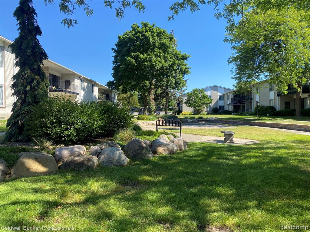 8401 KENNEDY Circle N, 7, Warren, MI 48093 — Photo 19
