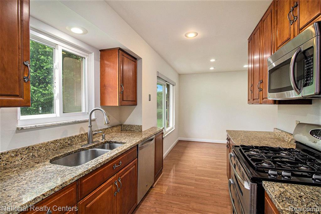 630 W LAKE Street, South Lyon, MI 48178 — Photo 8
