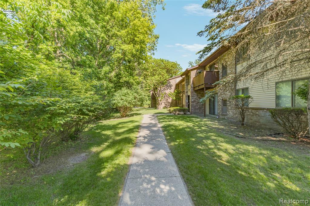 7806 Manor Circle, 101, Westland, MI — Photo 4