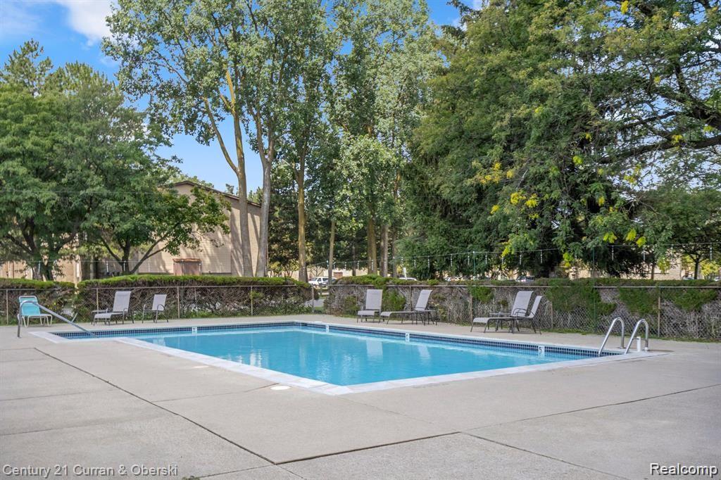 7547 MANOR Circle, 201, Westland, MI — Photo 2