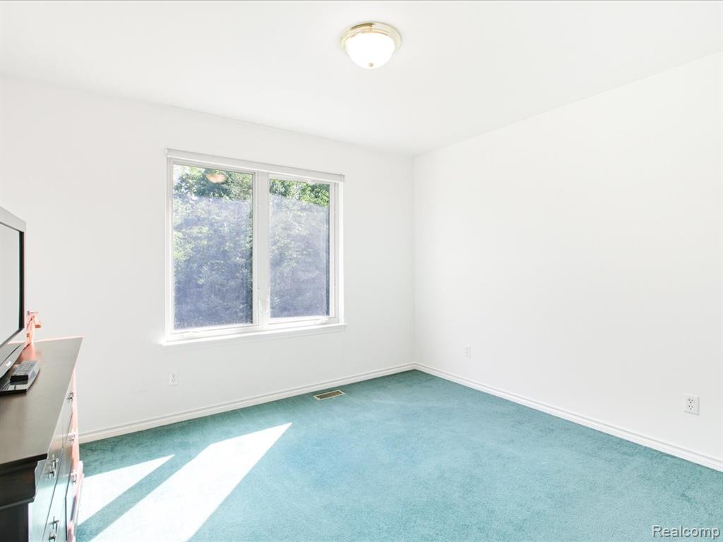 592 Snowbird Circle E, St. Clair, MI 48079 — Photo 17