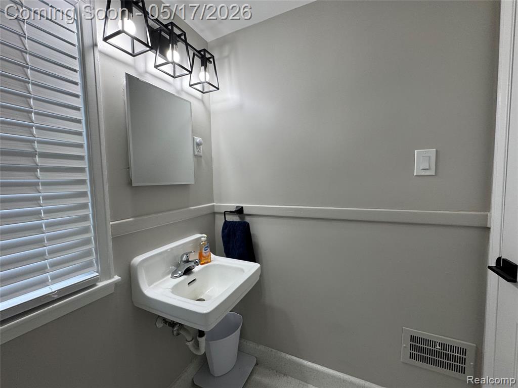 19242 Raymond Street, Grosse Pointe Woods, MI 48236 — Photo 12