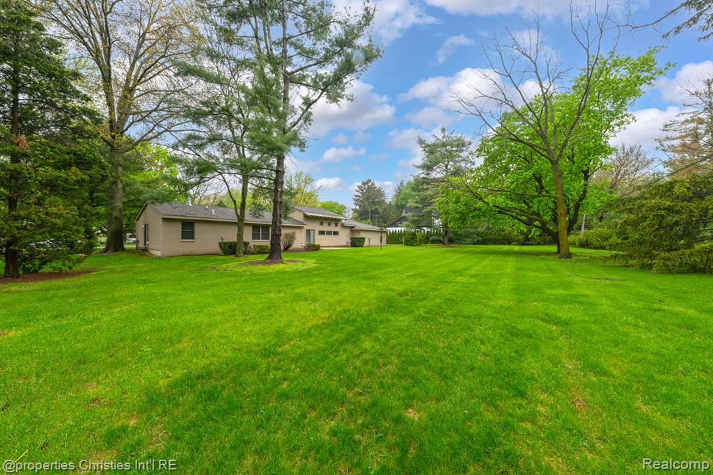 561 Yorkton Lane, Bloomfield Hills, MI 48304 — Photo 48