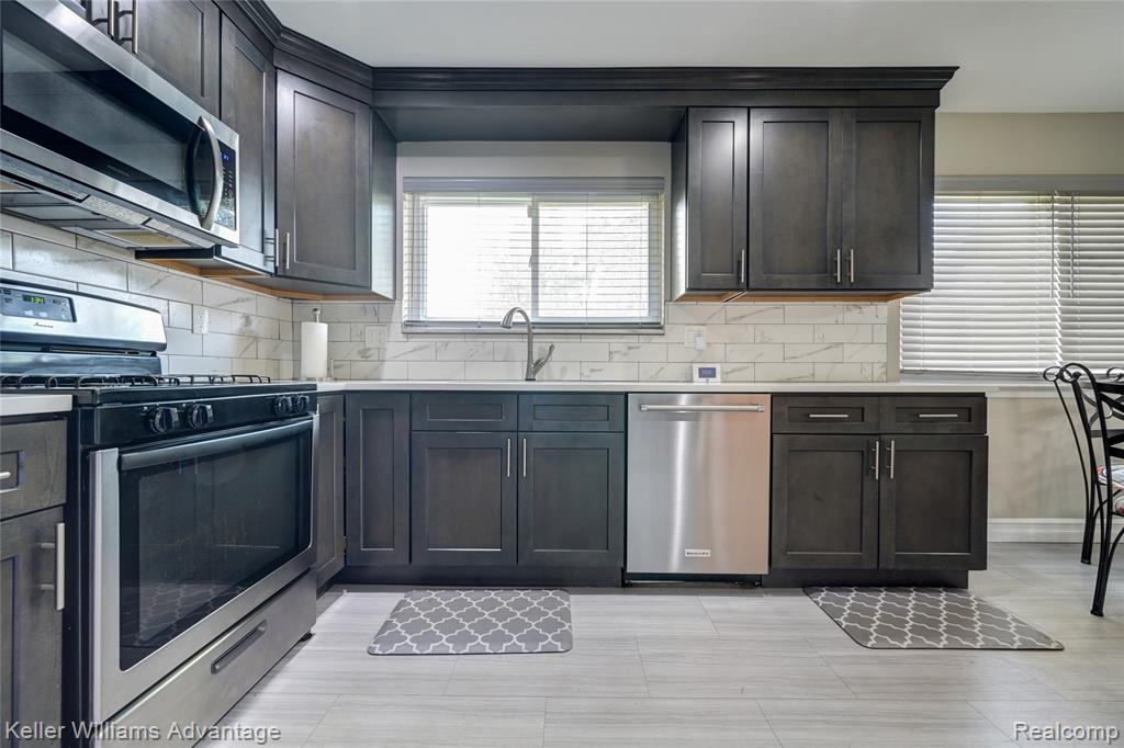 18467 Middlesex Avenue, Lathrup Village, MI 48076 — Photo 21