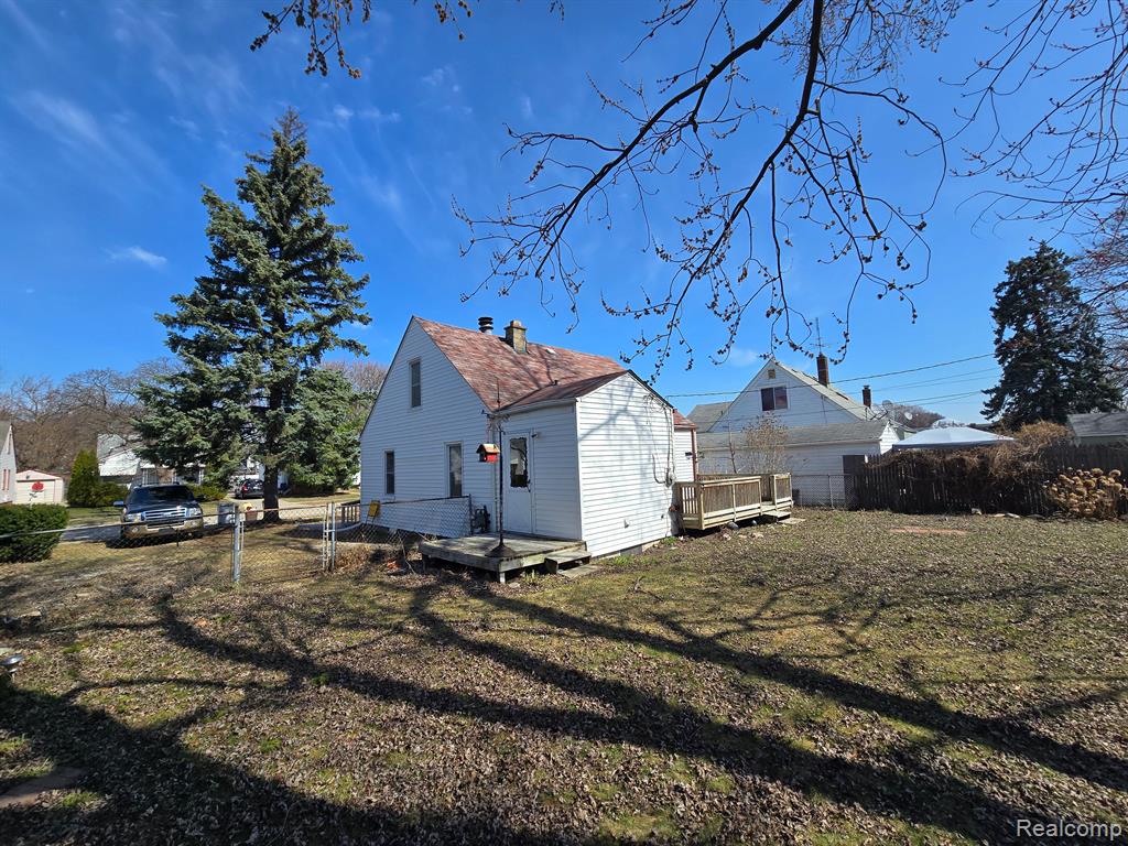 814 E EVELYN Avenue, Hazel Park, MI 48030 — Photo 18