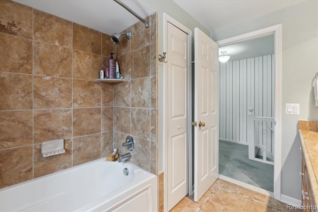 8150 FAWN VALLEY Drive, Clarkston, MI 48348 — Photo 29