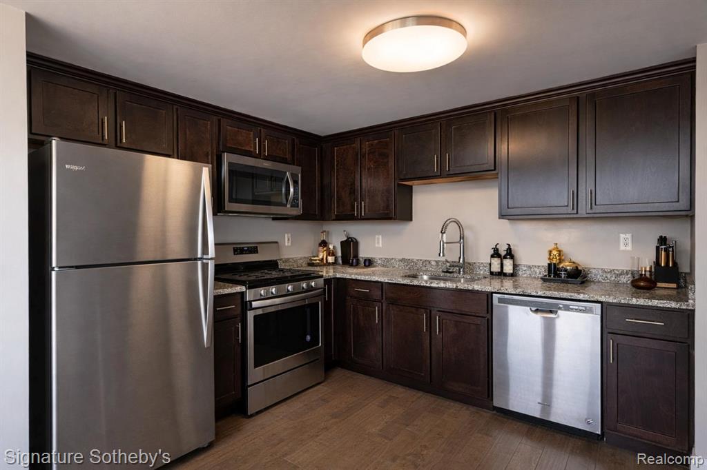 250 E Harbortown Drive, 703, Detroit, MI 48207 — Photo 18
