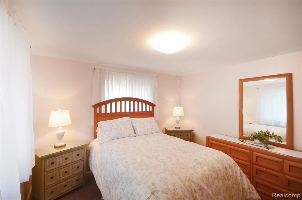 43475 Deborah Drive, Sterling Heights, MI 48313 — Photo 16