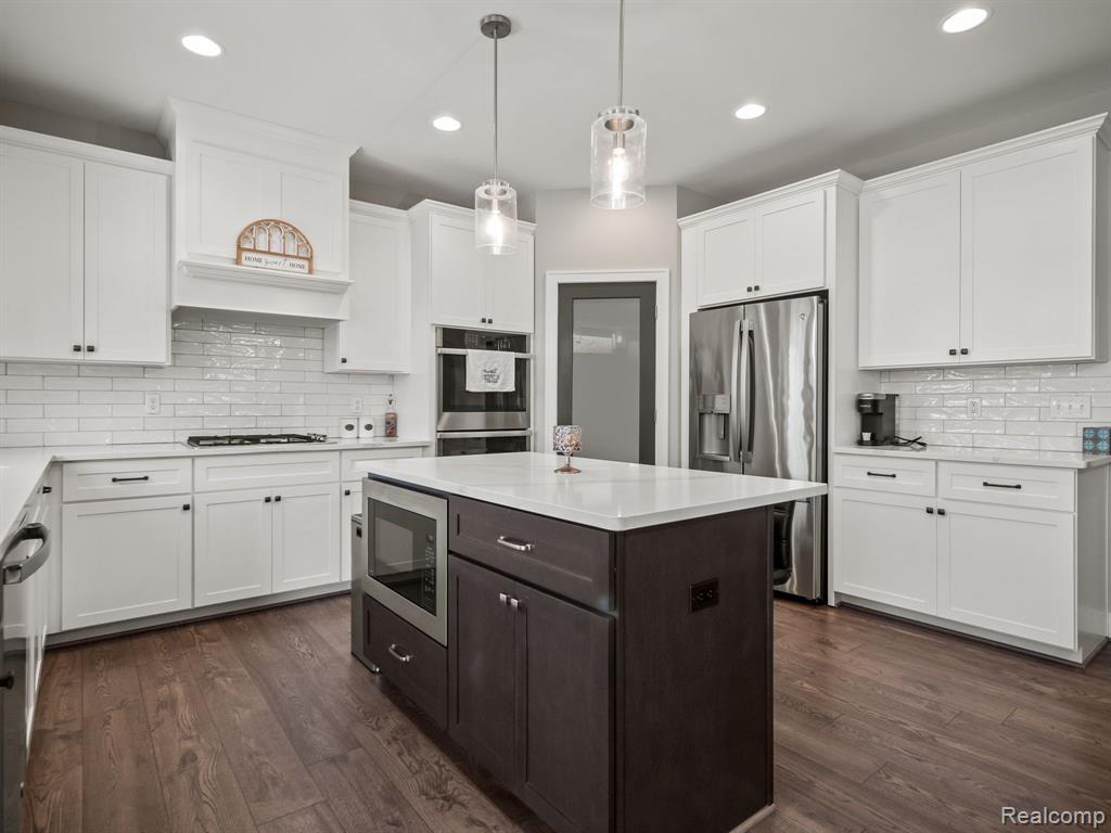 6470 CREEKSIDE Drive, Shelby Twp, MI 48316 — Photo 14