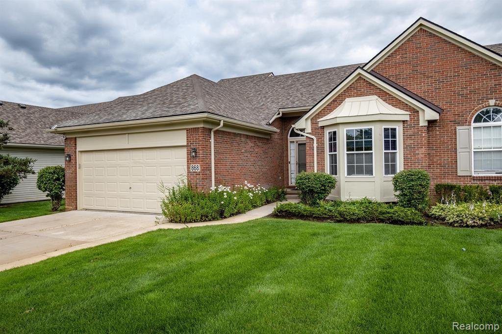 868 WOODHAVEN Drive, Commerce Twp, MI 48390 — Photo 39
