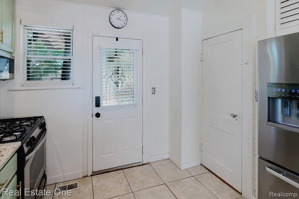 2918 Nagle Court, Keego Harbor, MI 48320 — Photo 12