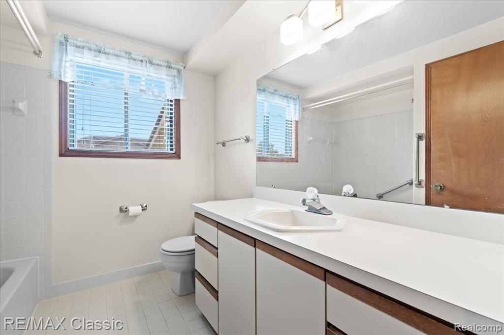 4432 Ravinewood Drive, Commerce Twp, MI 48382 — Photo 30