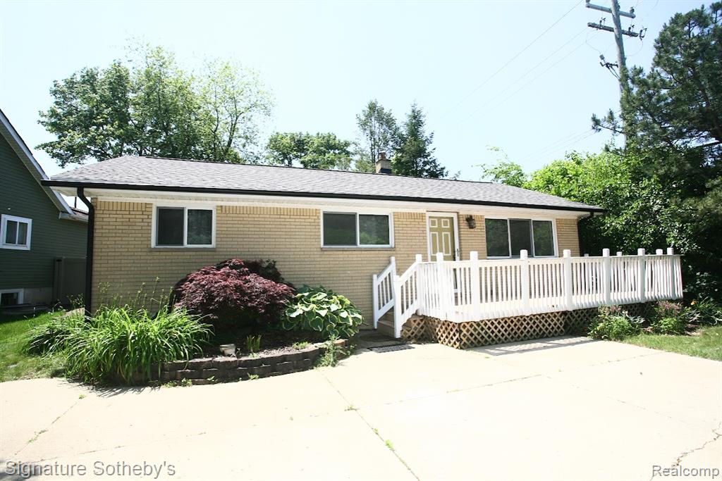 5800 Paramus, Clawson, MI — front exterior