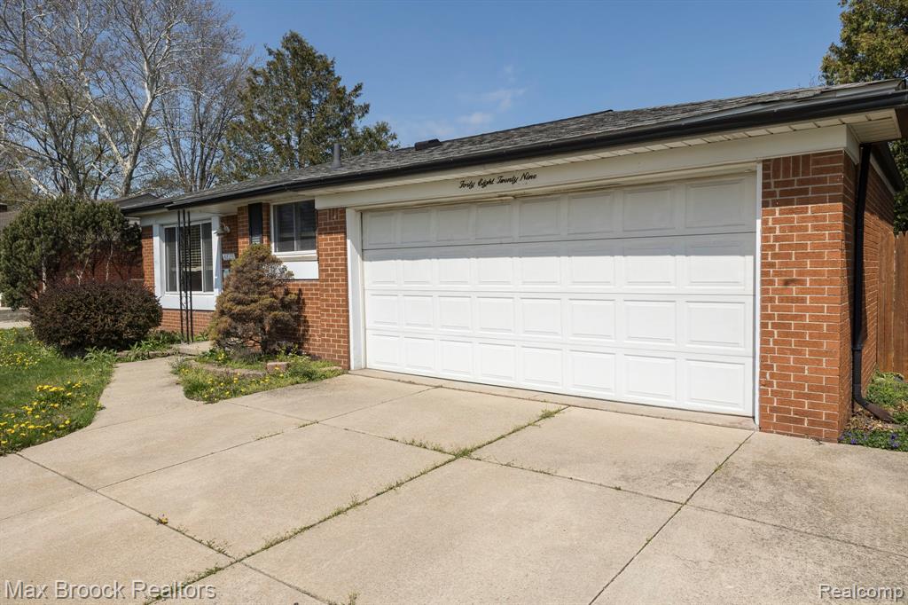 4829 WOLGAST Drive, Warren, MI 48092 — Photo 2