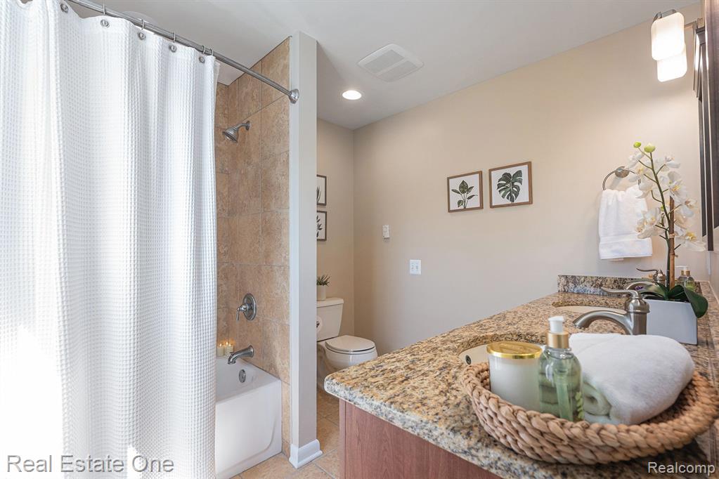 6305 N SHORE Court, West Bloomfield, MI 48324 — Photo 17