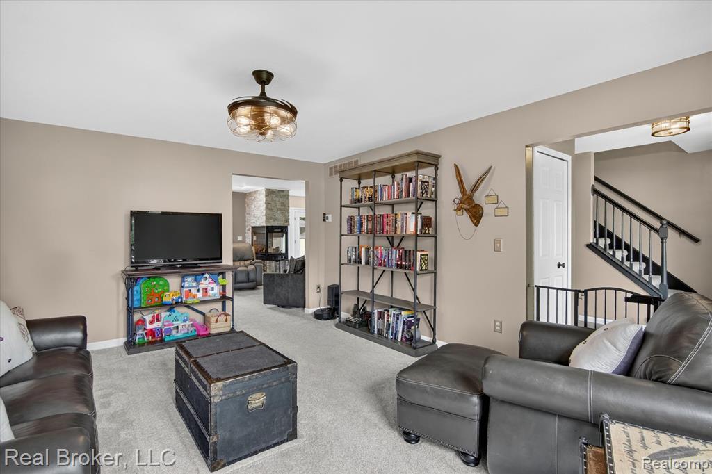 15156 Oak Valley Lane, Monroe, MI 48161 — Photo 9