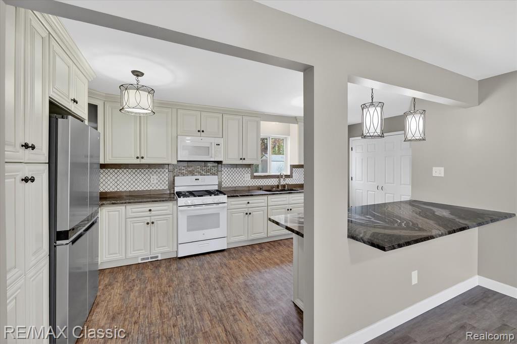 430 Sherwood Court, Holly, MI 48442 — Photo 13