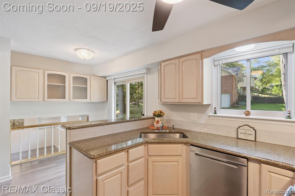 4335 Leroy Court, White Lake, MI 48383 — Photo 9