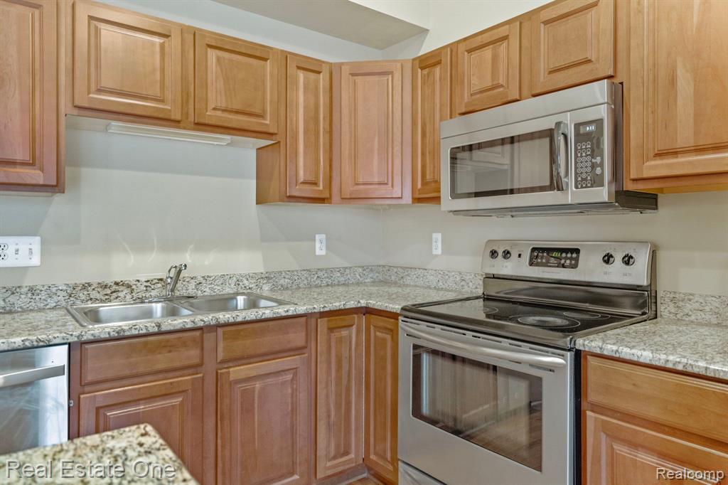 6975 EDGEWATER Drive, Troy, MI 48085 — Photo 10