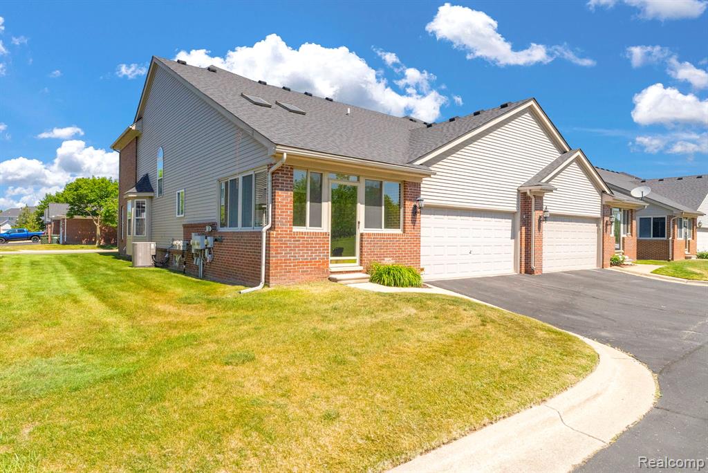 42682 Park Cresent Drive, Sterling Heights, MI 48313 — Photo 45