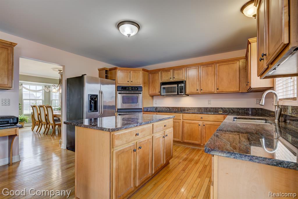 755 OAK POINT Lane, Madison Heights, MI 48071 — Photo 20