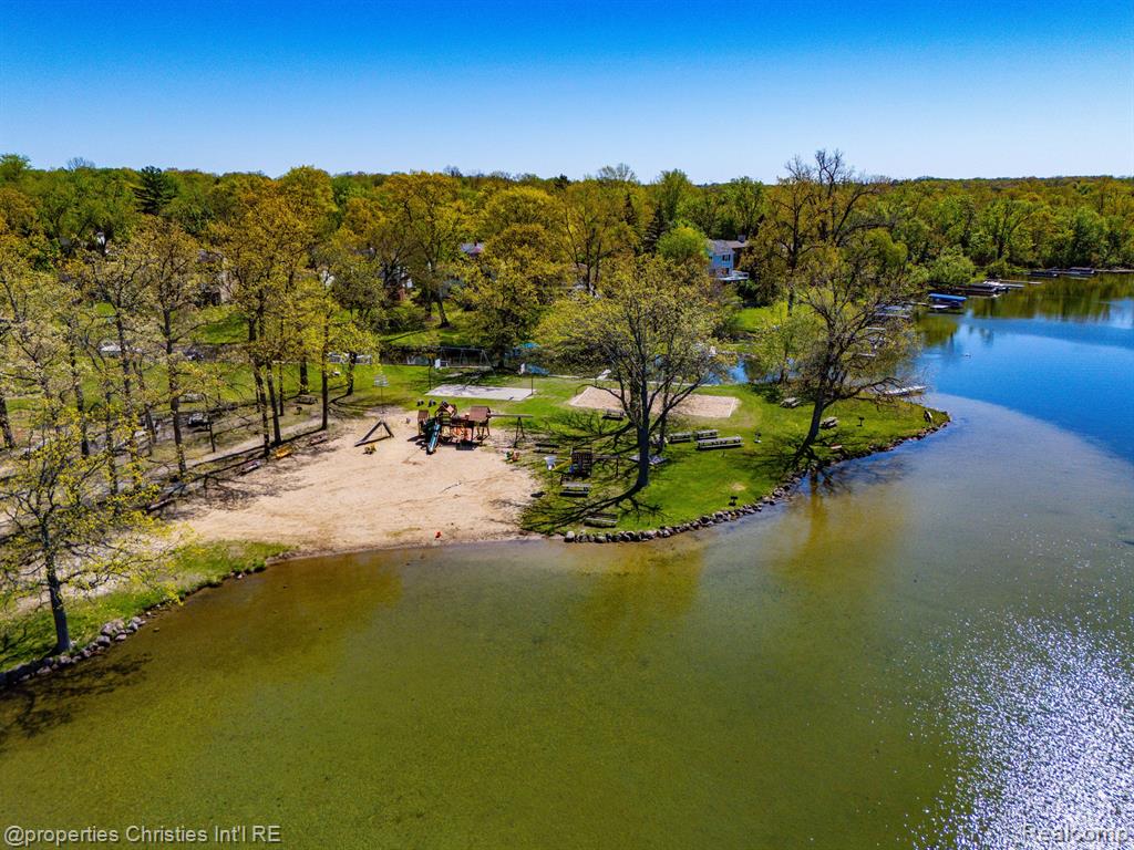 6785 GRASSLAND Avenue, West Bloomfield, MI 48324 — Photo 47