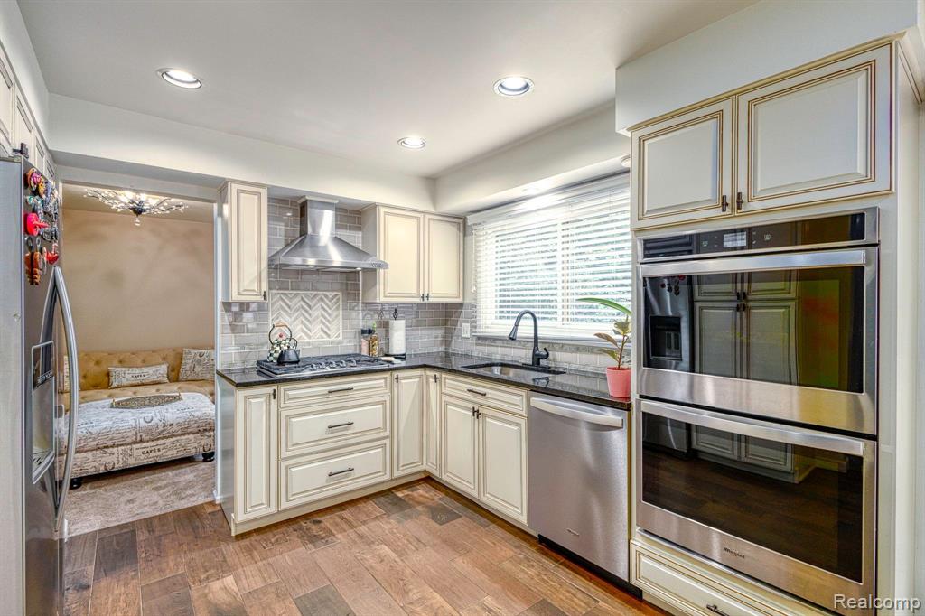 7464 WESTBURY Boulevard, West Bloomfield, MI — Photo 12