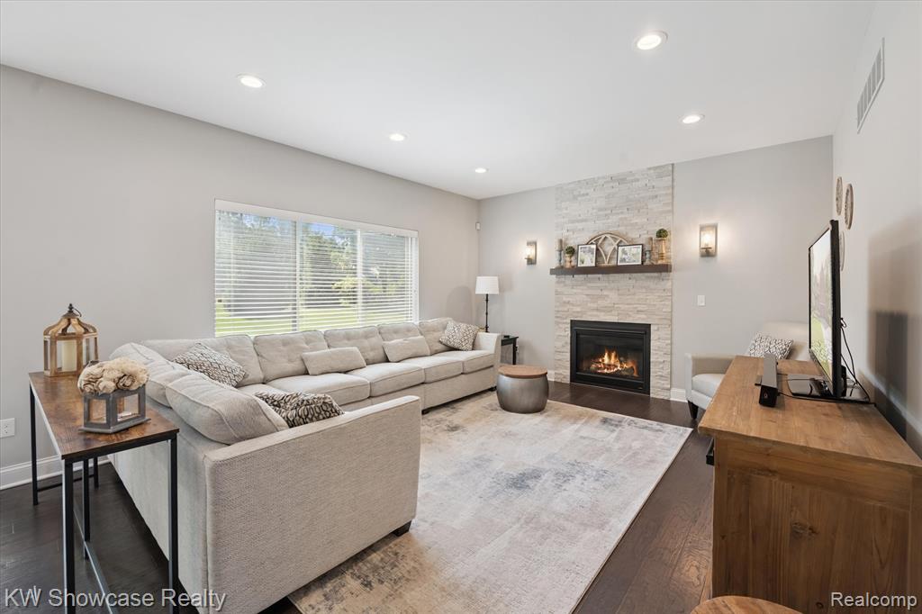 4067 Cameron Court, Wixom, MI 48381 — Photo 9