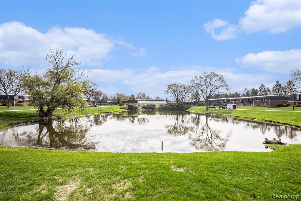 1842 Colonial Village Way, 4, Waterford, MI 48328 — Photo 16