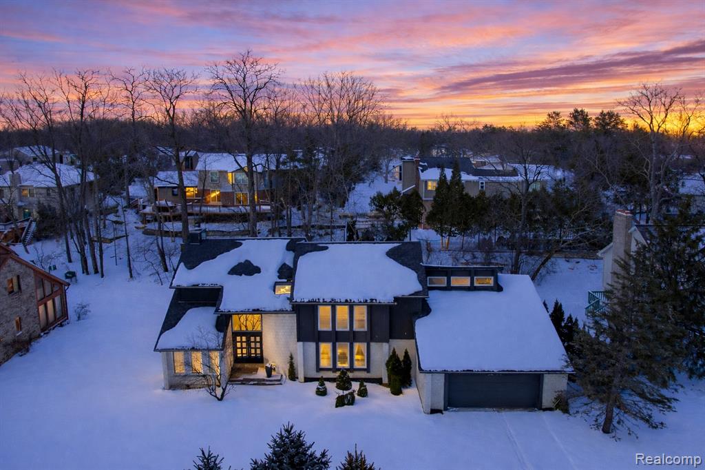 5292 Pond Bluff Drive, West Bloomfield, MI 48323 — front exterior
