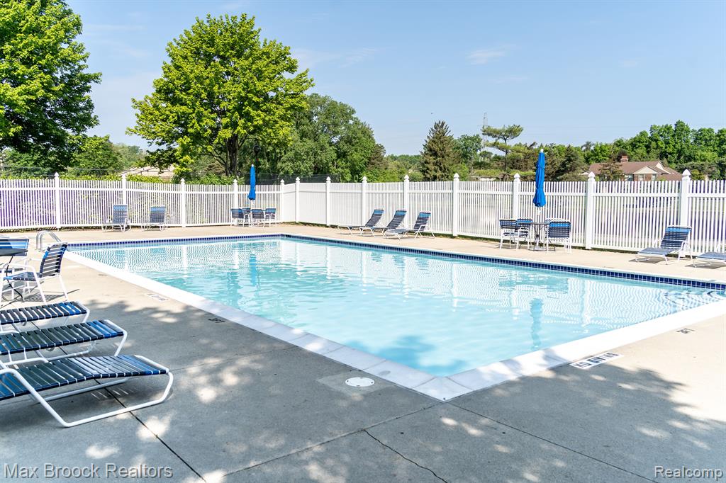 4275 FOXPOINTE Drive, West Bloomfield, MI 48323 — Photo 25
