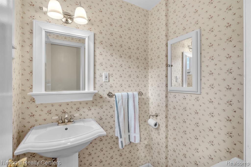 9001 E PERRIN Street, Livonia, MI 48150 — Photo 25