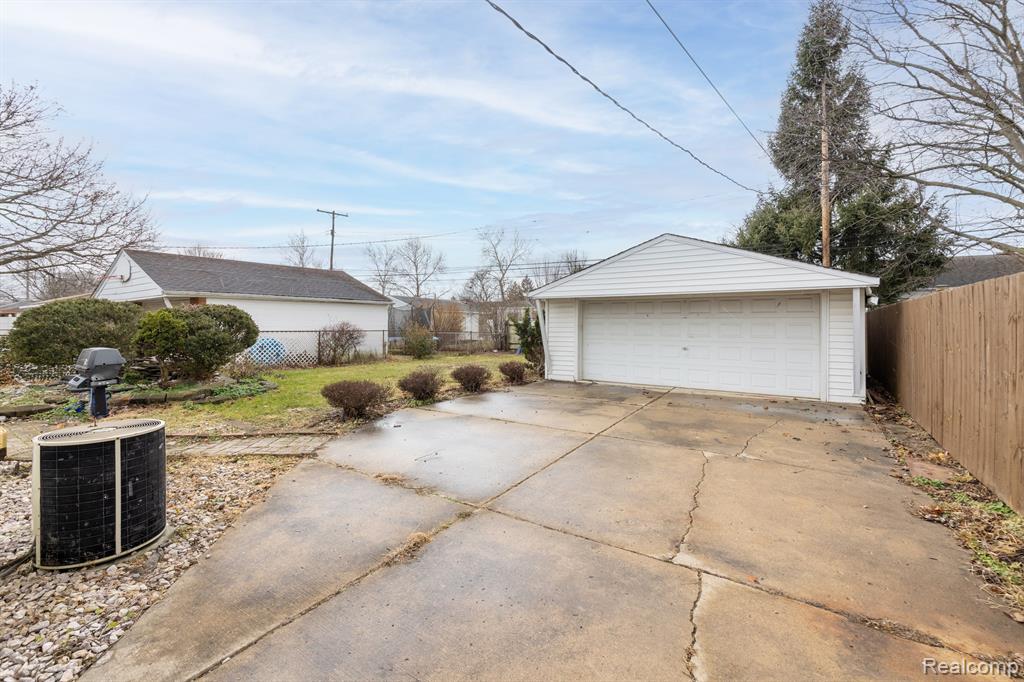 8374 MAYFAIR Street, Taylor, MI 48180 — Photo 3
