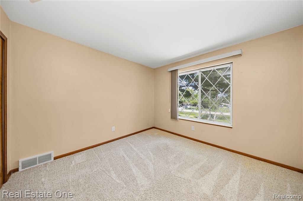 7400 Biscayne Avenue, White Lake, MI 48383 — Photo 19