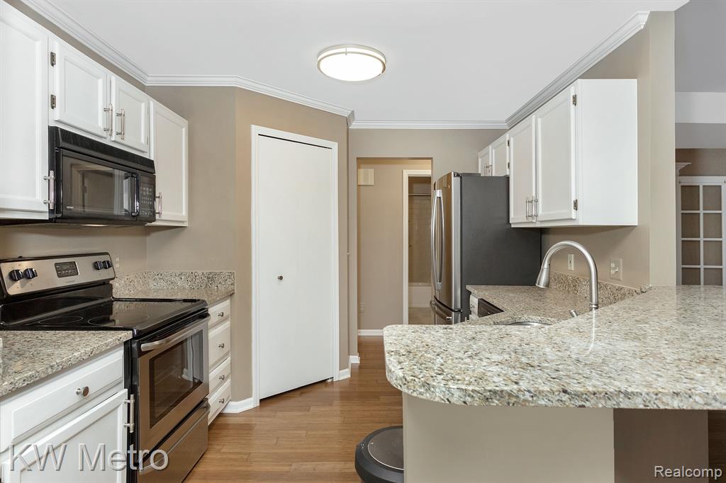 516 NEWBURNE POINTE, Bloomfield Hills, MI 48304 — Photo 10