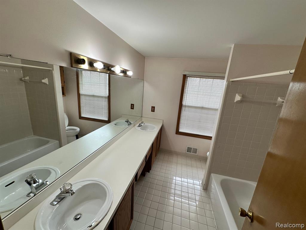 577 LEXINGTON Drive, Rochester Hills, MI 48307 — Photo 24