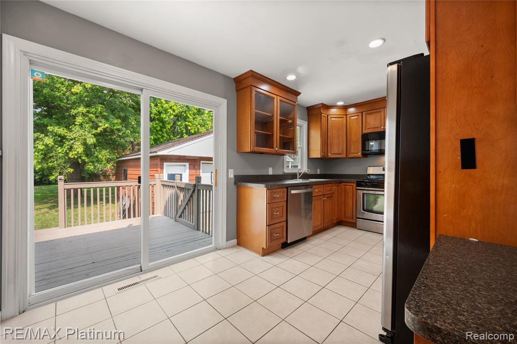 709 Elmwood Drive, Fenton, MI 48430 — Photo 13