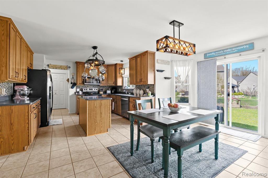 469 RIDGEWOOD Drive S, Ortonville, MI 48462 — Photo 17