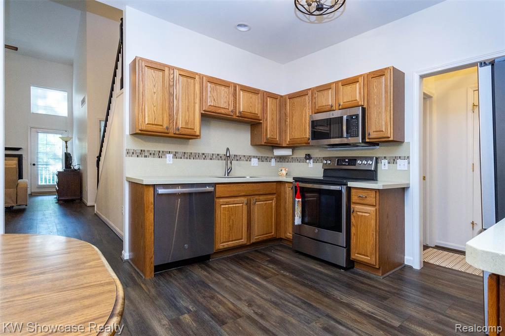 5726 Pinecroft Court, 44, Clawson, MI — Photo 13